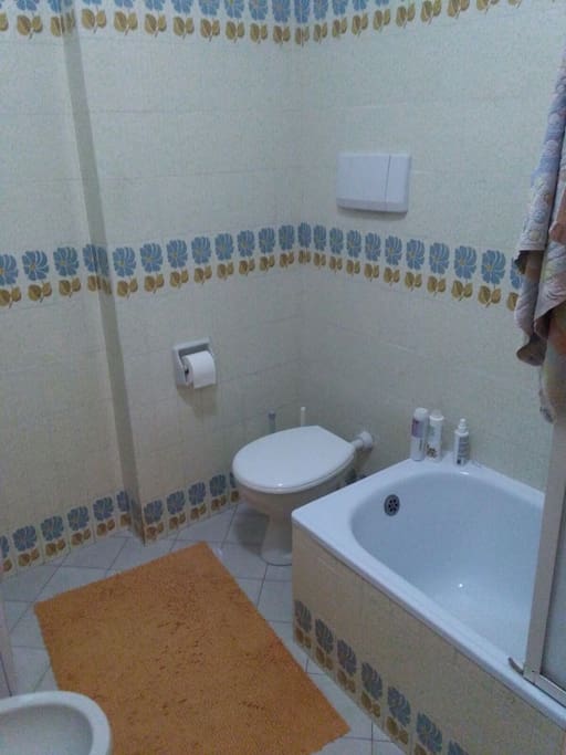Bagno con vasca ampia e spaziosa e molto comoda...