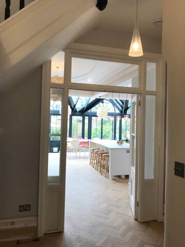 Beautiful house in centre of Kew with free parking gallery image 2