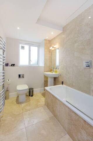 Fancy and bright 3-bedrooms on Sloane Avenue gallery image 3