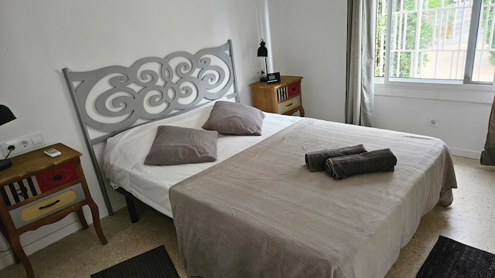 ห้องเตียงใหญ่พร้อมเตียงคู่ขนาด 140X200 ห้องน้ำในตัว