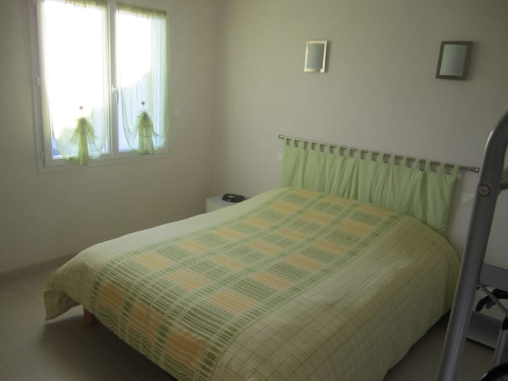 卧室可供2人入住，床为160人。卧室配有独立卫生间。
不含床上用品。