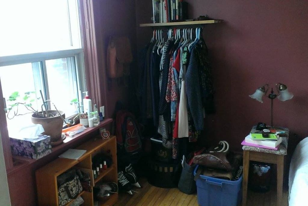2 énormes fenêtres, beaucoup d'espace, commode libre
