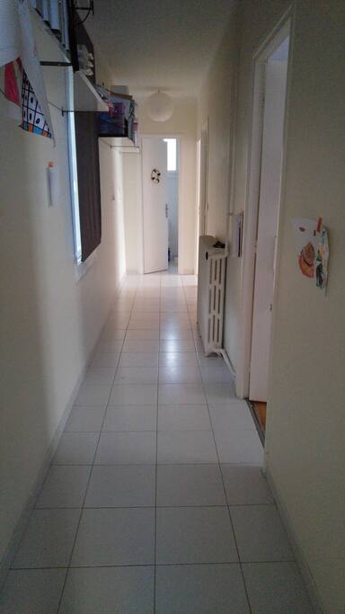 Le long couloir qui donne sur les chambres