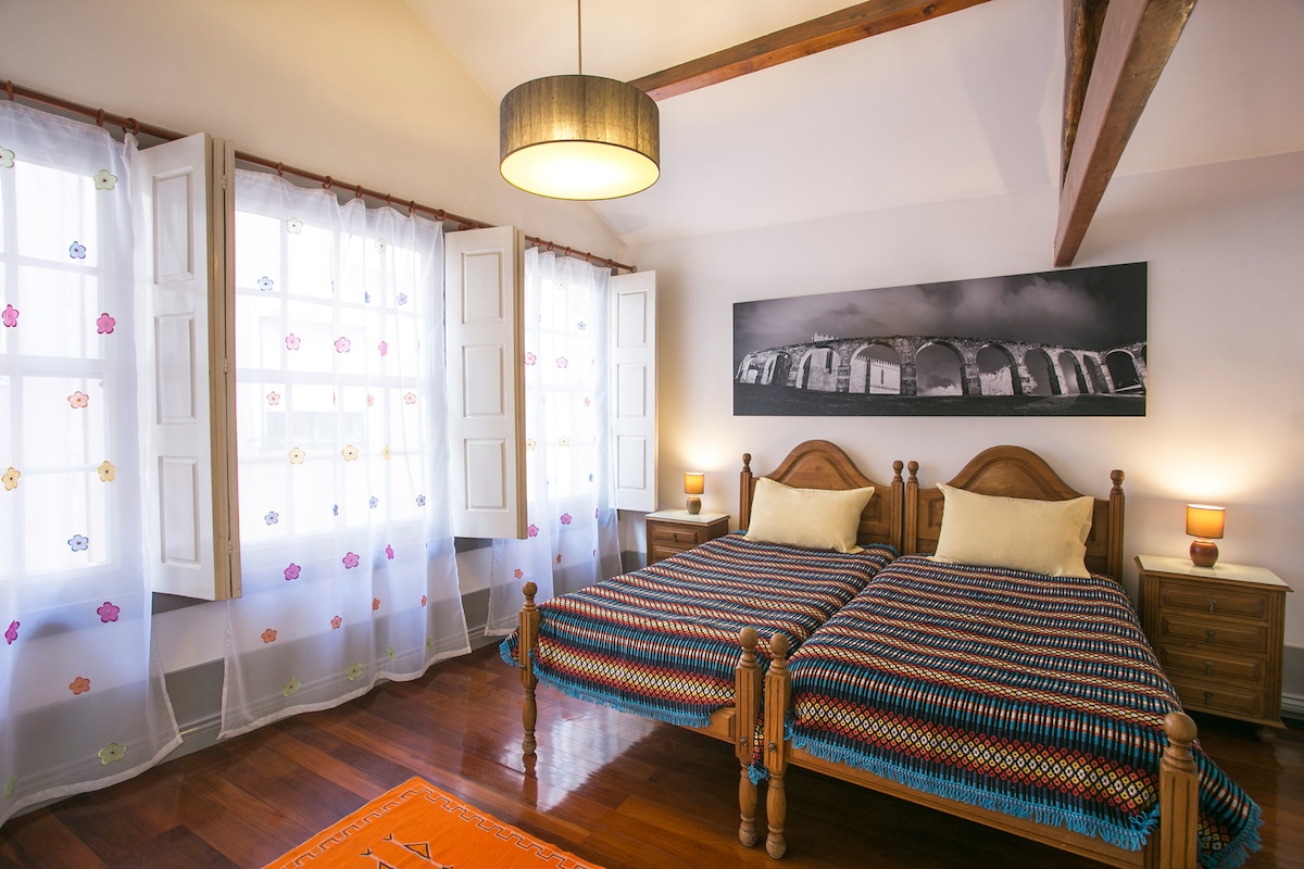 غرفة مزدوجة مع حمام كامل ونوافذ مزدوجة وتكييف هواء.