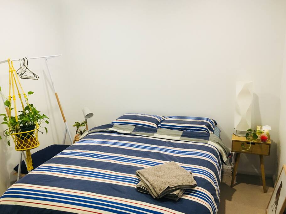 Bedroom w Queen bed