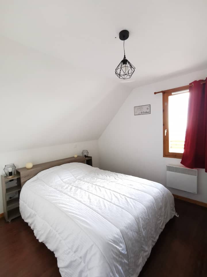 Dhoma e gjumit e dytë me dollap dhe dritare në tarracë