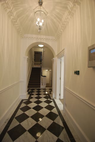 Fantastic 2 Bedroom Apartment Near Selfridges gallery image 2