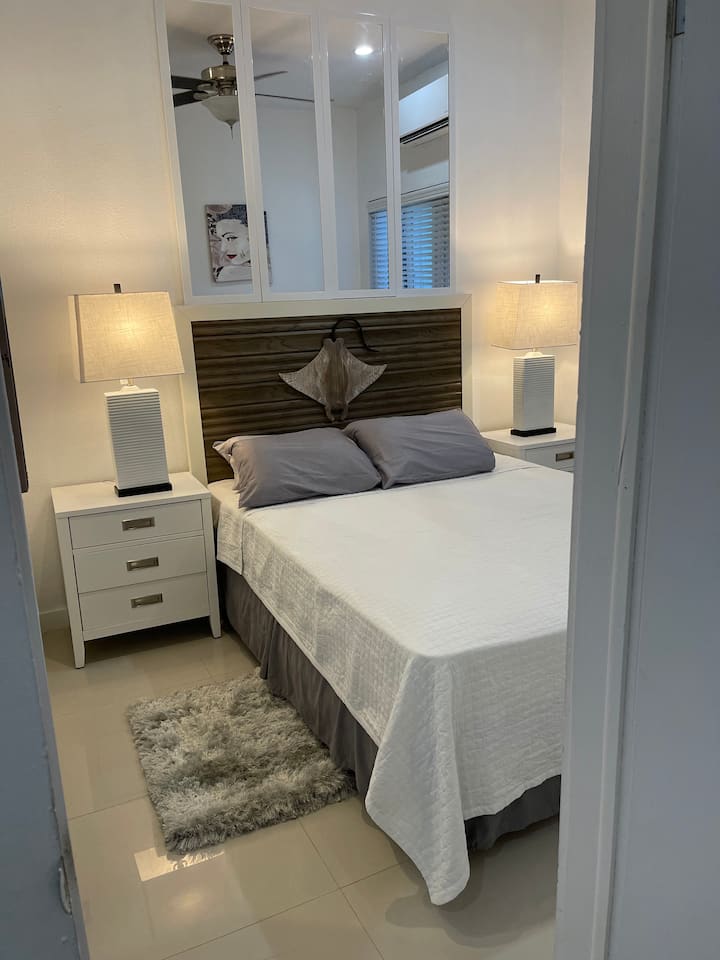 Acogedor dormitorio #1 con cama Queensize (planta baja)