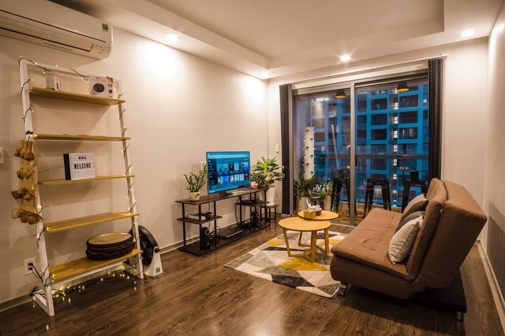 LIVING ROOM WITH SMART TV( NETFLIX, SPOTIFY, YOUTUBE)