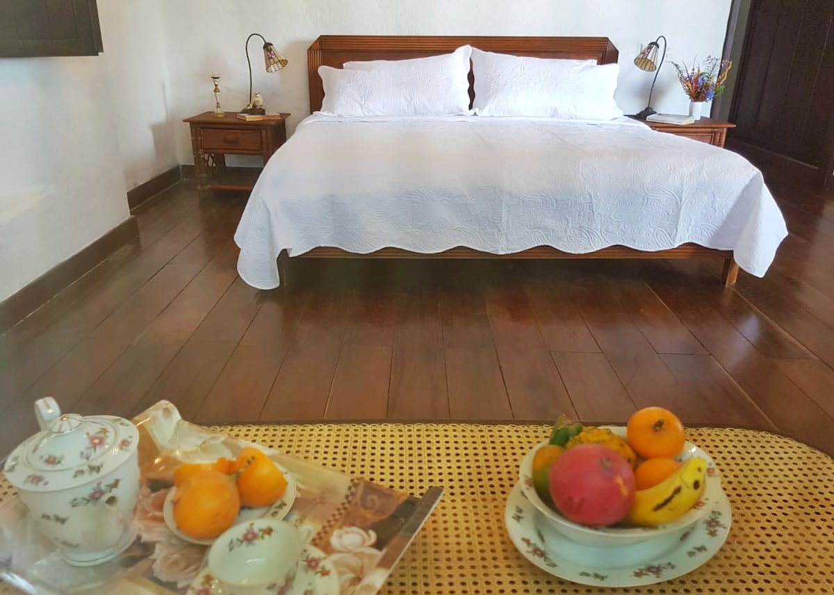 Master alcoba with a king-size bed and another  secilla. It has a large bathroom and dress