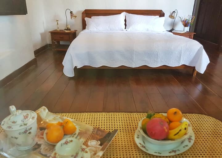 Master alcoba with a king-size bed and another  secilla. It has a large bathroom and dress