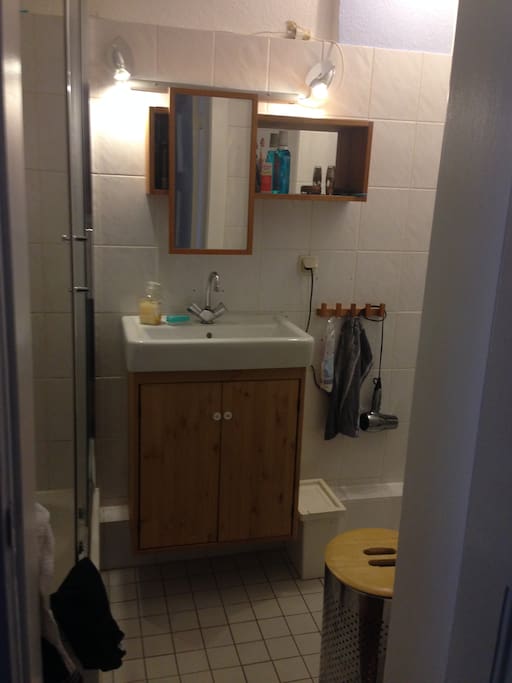 schönes Waschbecken und Spiegelschrank