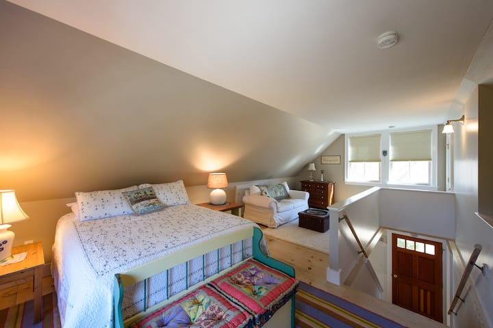 เตียงควีนไซส์ชั้นสองและพื้นที่นั่งเล่น