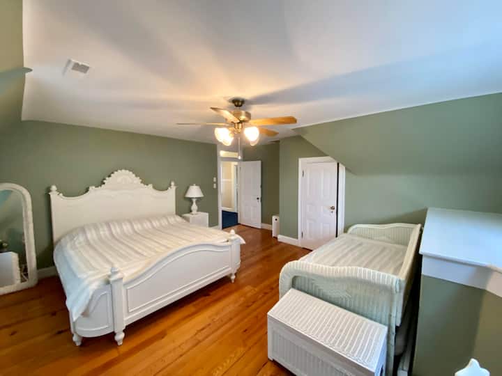 Chumba cha kulala cha ghorofa ya 3 na kitanda cha mfalme (vitanda 2 vya mtu mmoja)