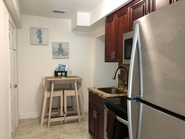 Luxury Renovated Studio! Half block from the beach