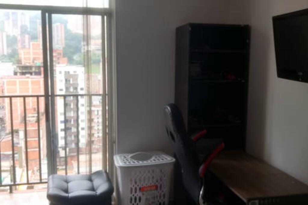 Escritorio para trabajar y tv con cable