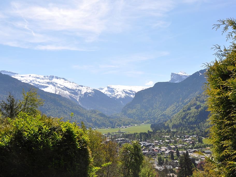 Vue du balcon, sur le village et en direction de Sixt Fer à Cheval
