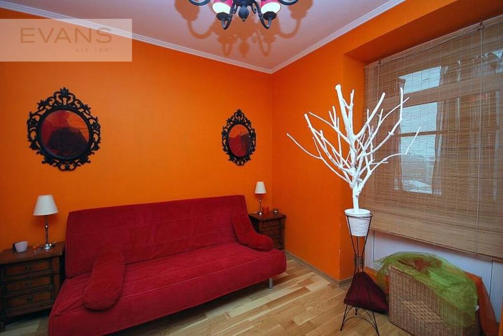 Bedroom - 1st level.
Exit to the balcony.
Спальня - 1 этаж. Выход на балкон во двор.