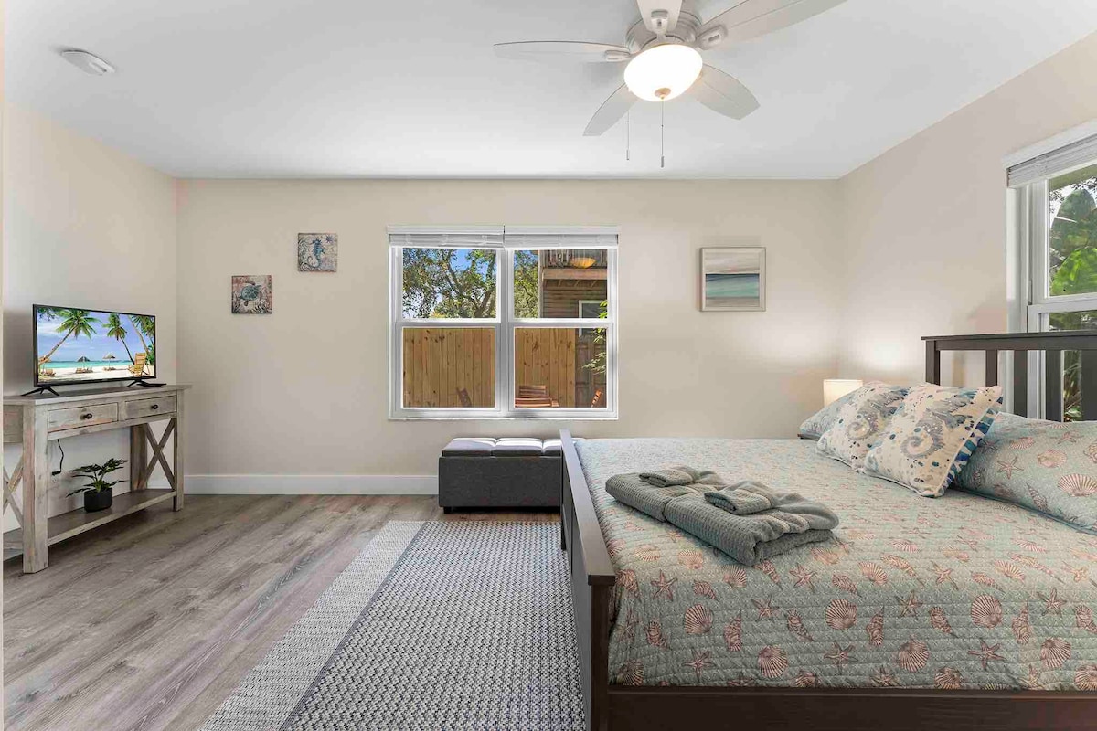 Მთავარი საძინებელი დიდი საწოლით, სმარტ-ტელევიზორითა და ფლიგელის სააბაზანოთი.