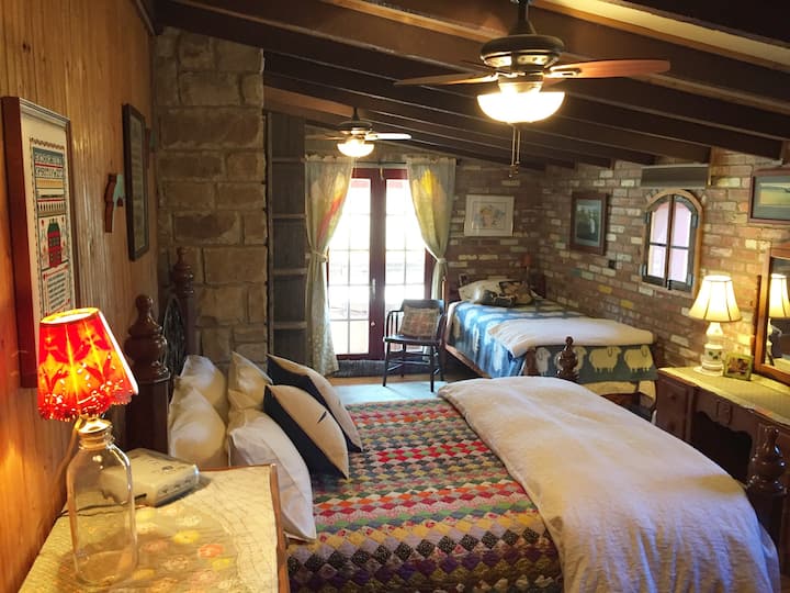 El dormitorio principal tiene una cama queen y una cama doble adicional para alojamientos de estilo familiar. A través de las puertas francesas encontrarás el  jacuzzi y un baño tranquilo para ir con tu café por la mañana. 