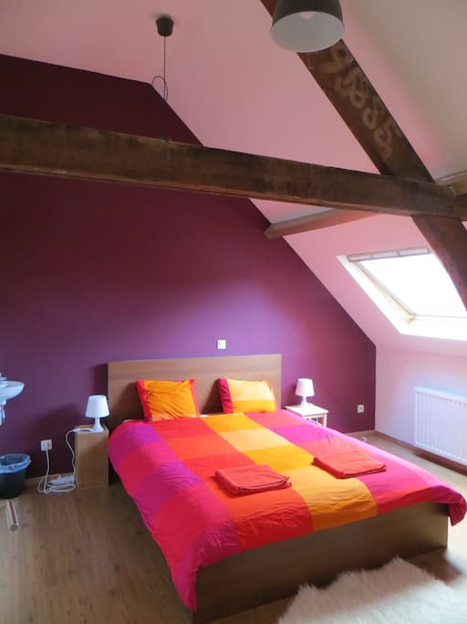 Your private room with queen size bed, sink, fan,...