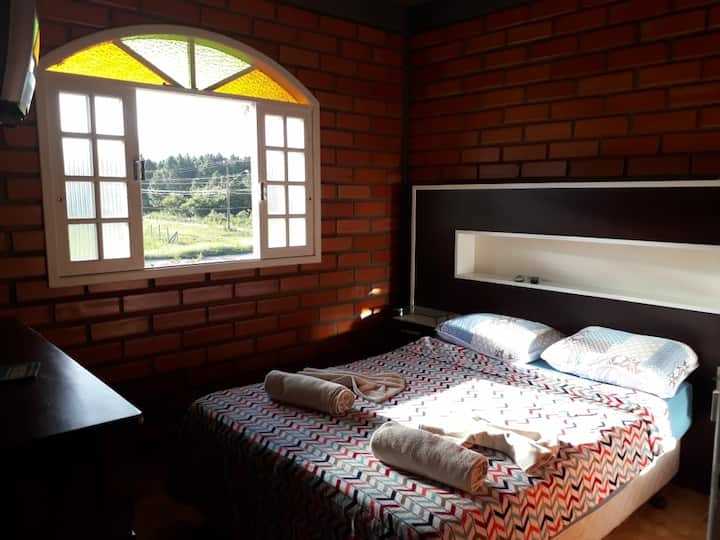 Quarto 01, com :
- Box de casal bed and cabeceira
- Splitt pour l'après-shampoing
- Télévision connectée de 32 livres