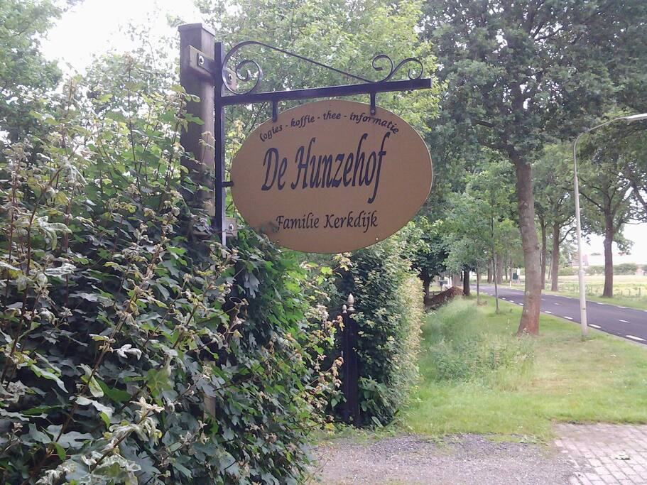 Uithangbord van de Hunzehof, dorpsstraat 122, Eexterveen