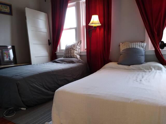 Spacious private BDR convenient to transit