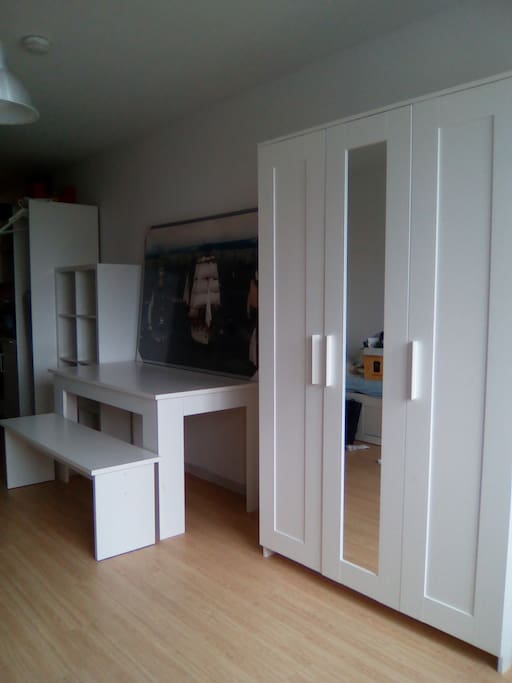 Die andere Seite mit Kleiderschrank,Esstisch,Regal und kleiner Garderobe.