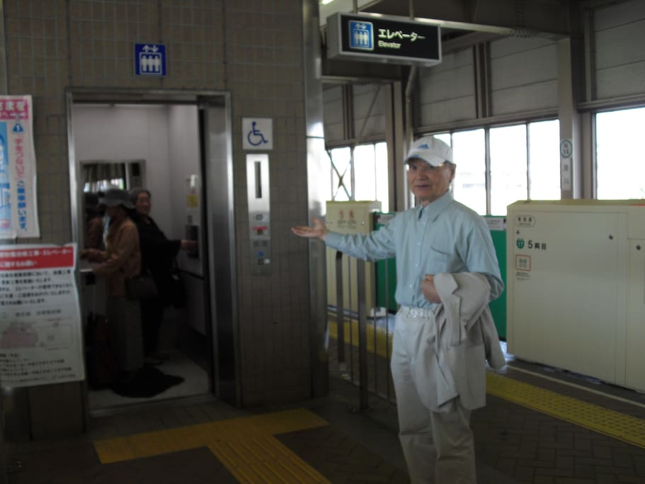 TRANSPORT
This is a lift of Sumikawa station in the center of its platform. Please use it when you come from Sapporo station.