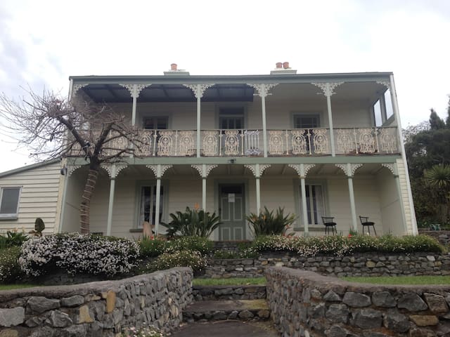 Cosy quiet studio, close to Cataract Gorge & City