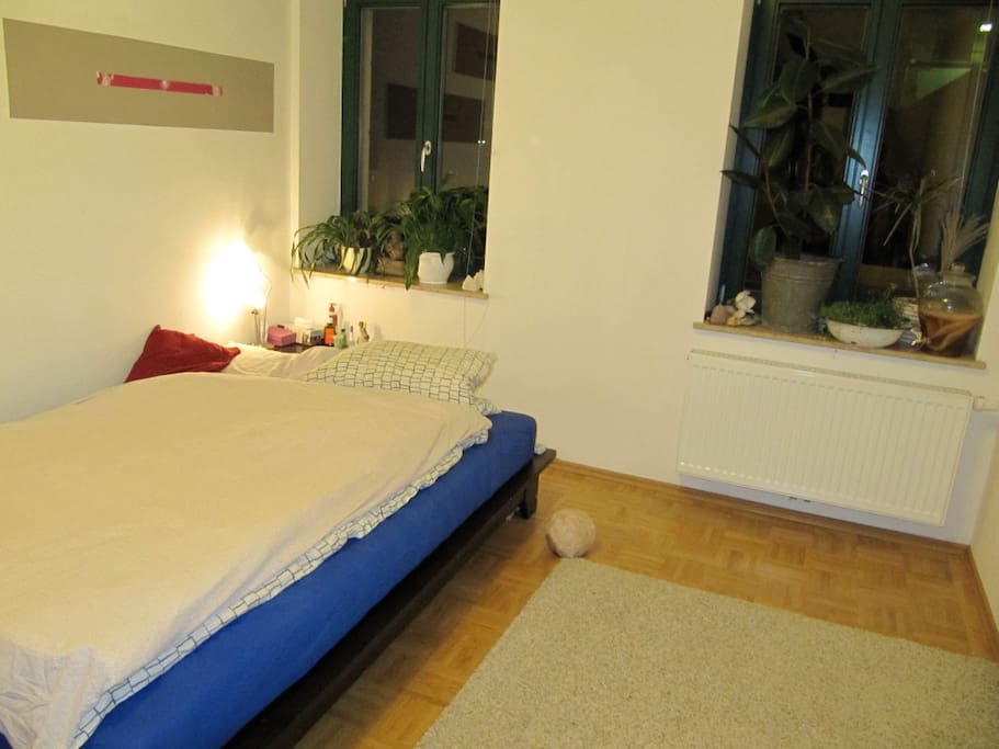 das Schlafzimmer mit Doppelbett
