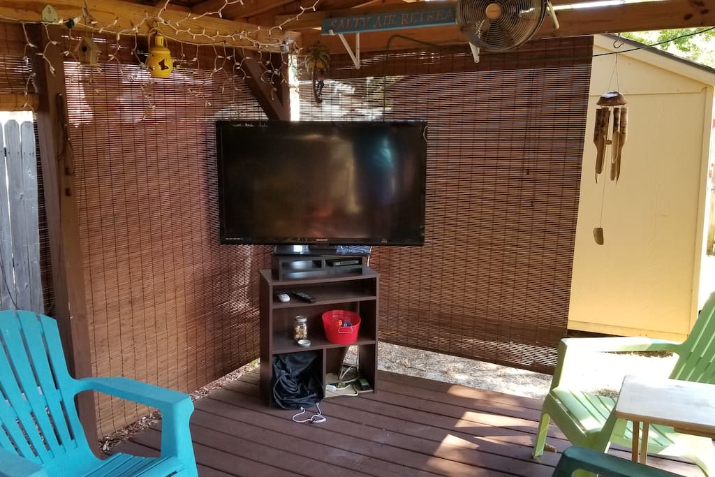 Cool brezes at the backyard tiki bar just 2 blocks from the marina