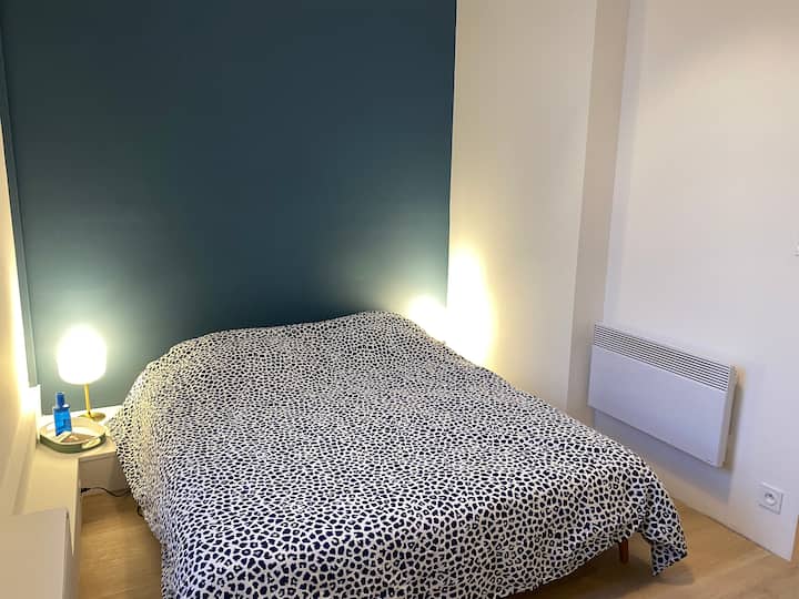 เตียงควีนไซส์ในห้องนอน