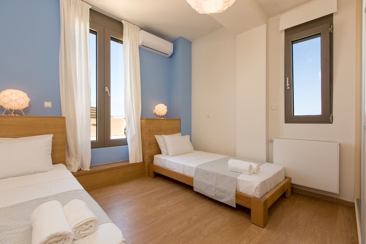 Bedroom on the first floor with balcony overlooking the city 