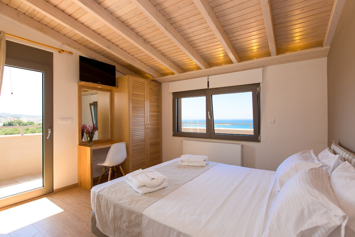 Main bedroom with en suite bathroom on the loft! 