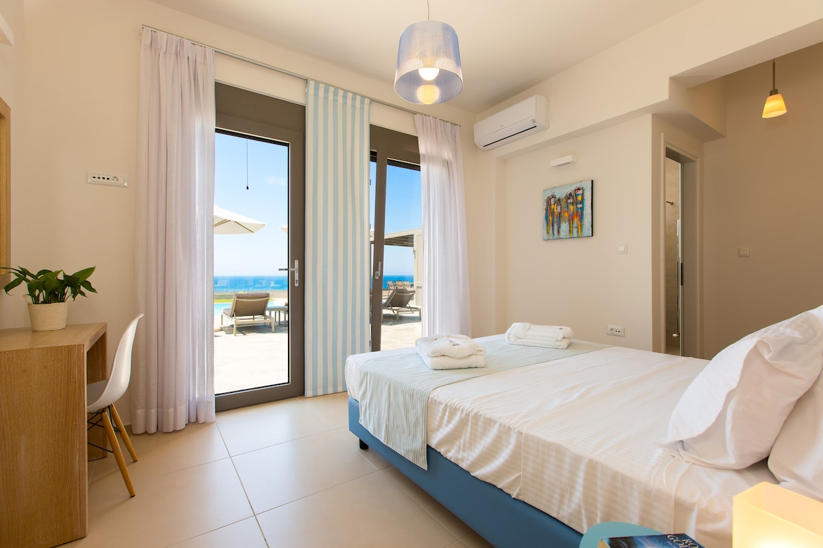 Main bedroom on the lower floor with ensuite bathroom and closet room. 