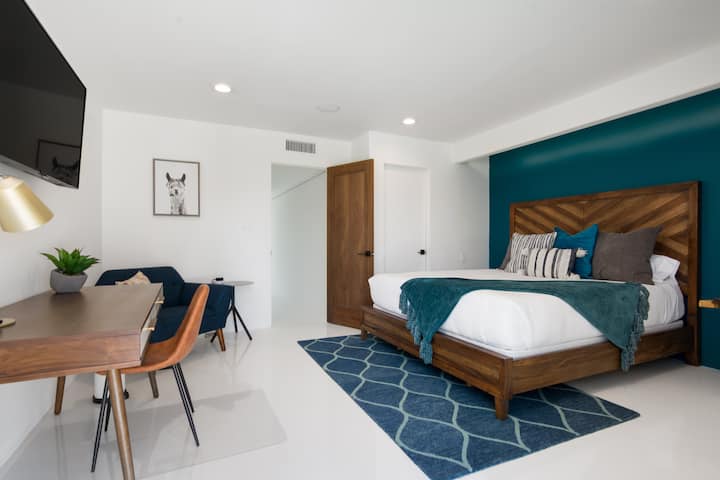 Dormitorio principal con vestidor, control deslizante privado a la piscina y baño privado