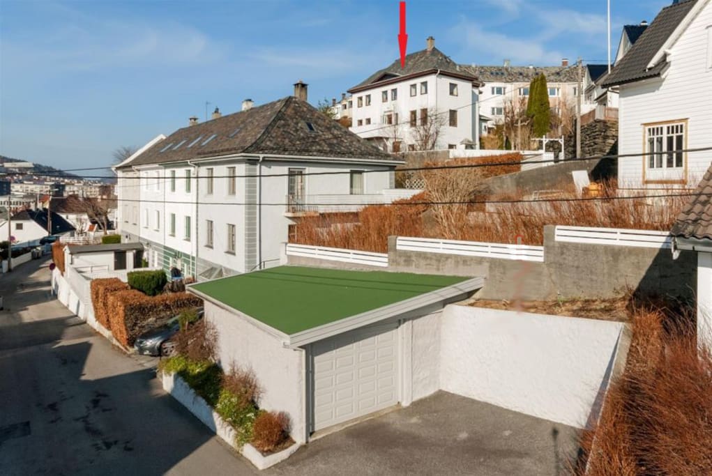 This is our house, quietly placed high off the street. The apartment is situated on the first floor.