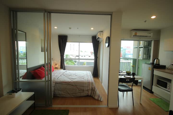 E ajrosur me 2 dritare dhe dritë të mirë dielli