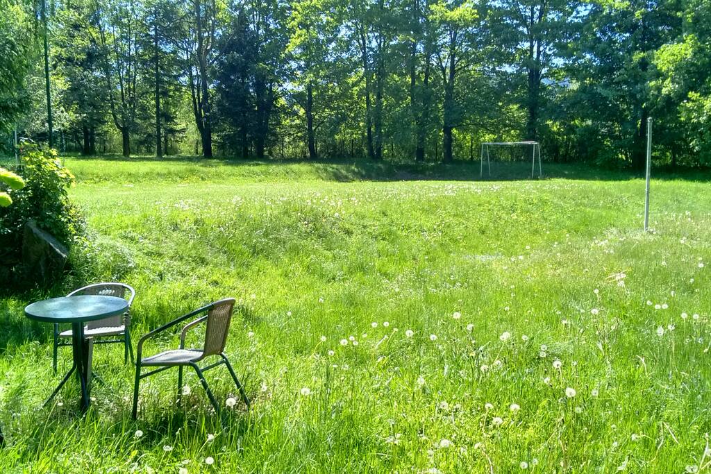 Garten mit Fußballplatz
