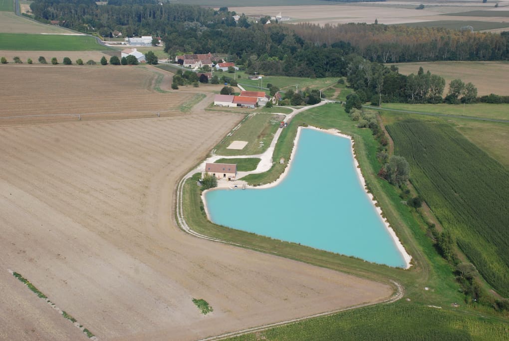 Le gîte du Quai est situé à 200 m d'un étang aux eaux bleues turquoises