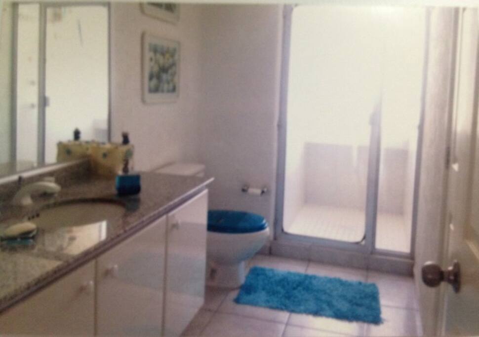 Bathroom 2 / Baño 2