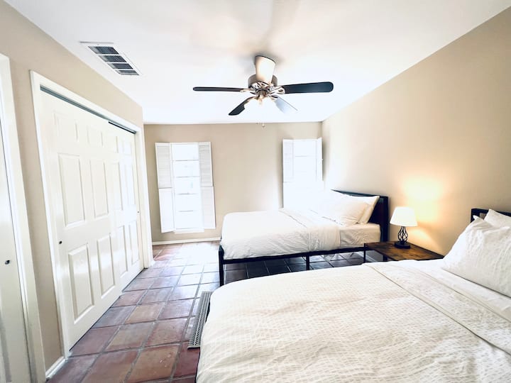 خزانات كبيرة في غرفة النوم الثانية