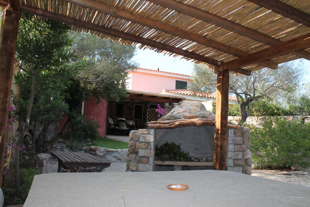 GIARDINO CON TAVOLO IN PIETRA E BARBECUE