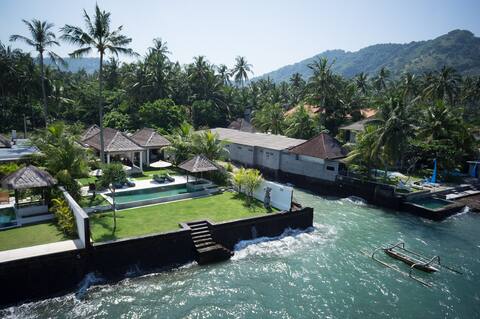Luxurious Ocean-front Villa Gita in Candidasa