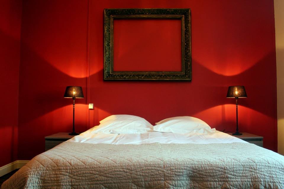 Двойното легло в спалнята на приземния етаж