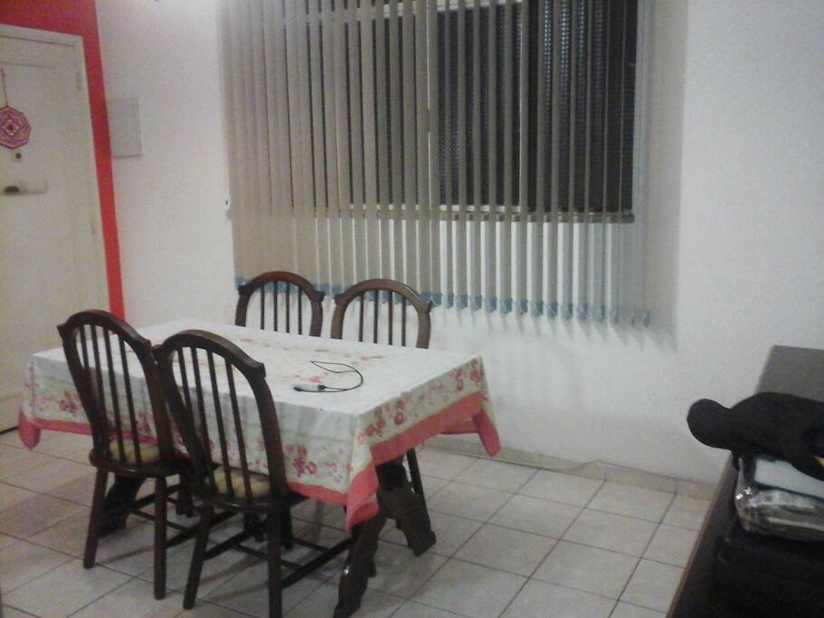 Sala de estar com cozinha americana
