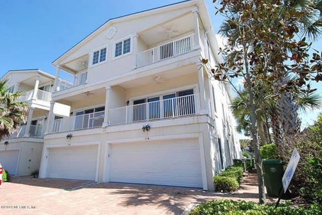 3 Story townhouse with private driveway