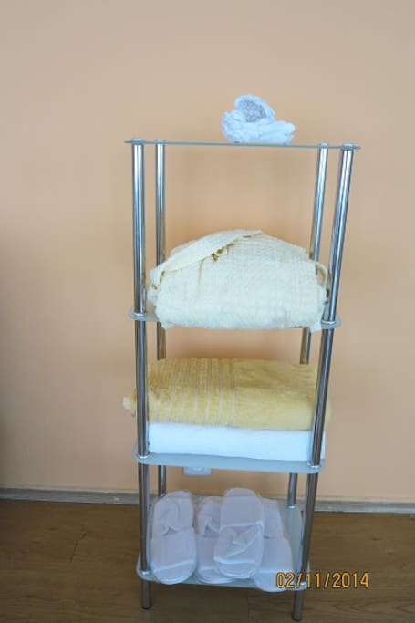 принадлежности, халаты, полотенца, тапочки и др.